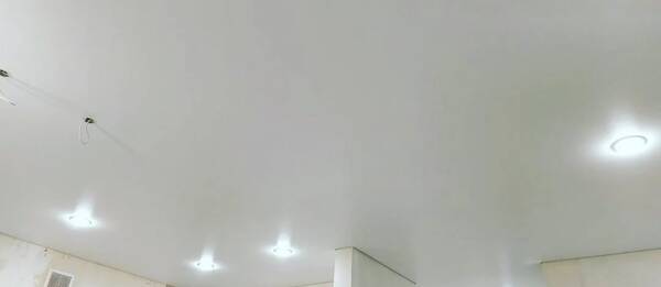 Натяжной потолок в квартиру-студию белый